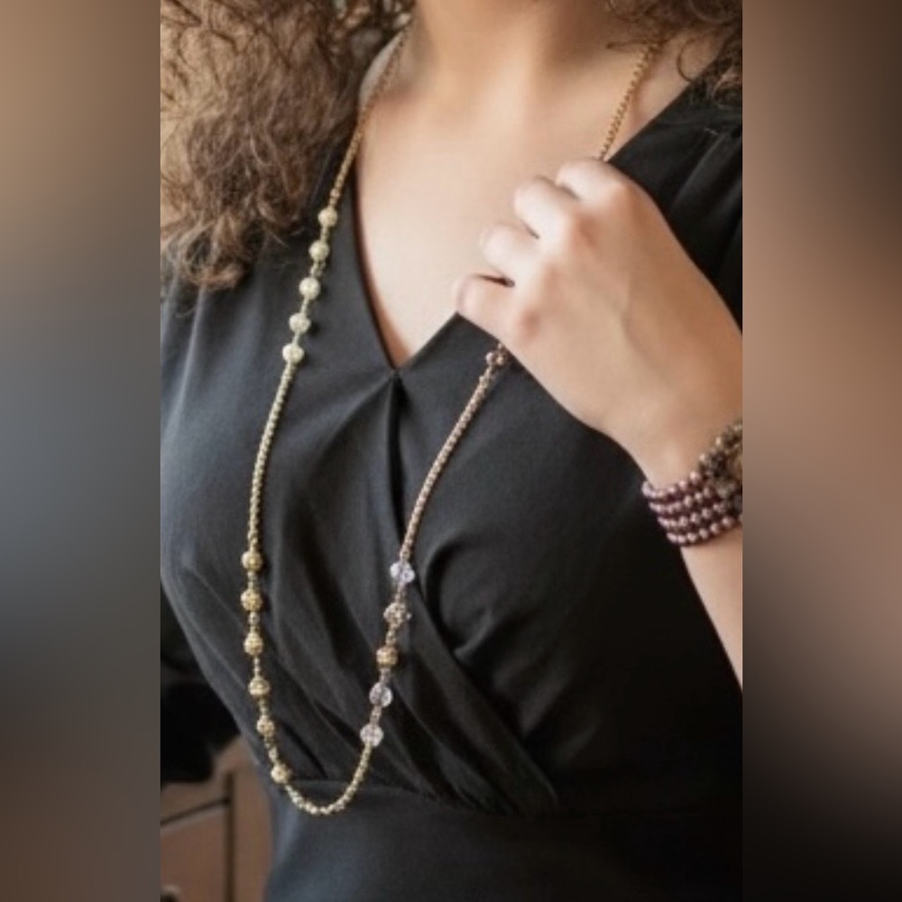 🧚🏻‍♀️ Gold Tone Faux Pearl and Crystal 37” Beaded Necklace
